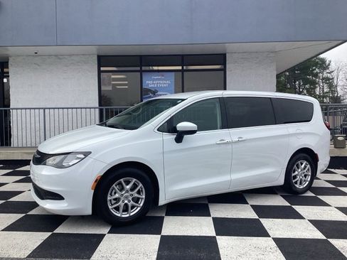 Used 2022 Chrysler Voyager LX image 2