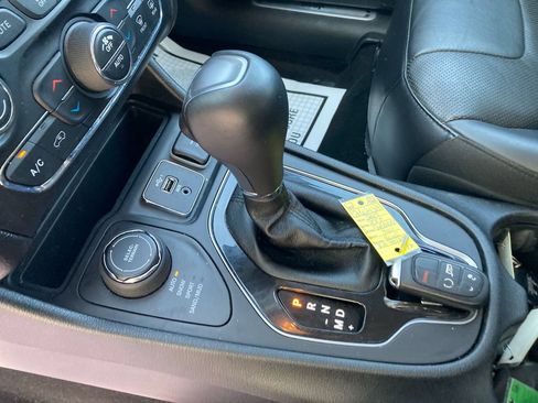 Used 2019 Jeep Cherokee Limited AWD/4WD image 33