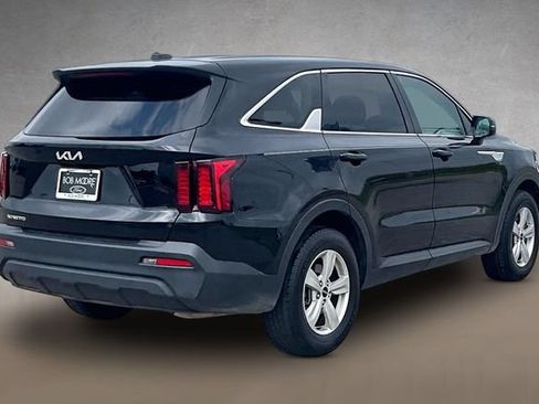 Used 2023 Kia Sorento LX FWD image 2
