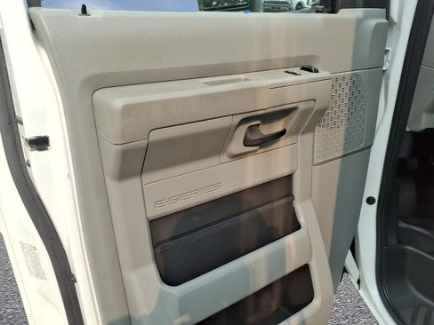 Used 2023 Ford E-450 and Econoline 450 Super Duty RWD image 17