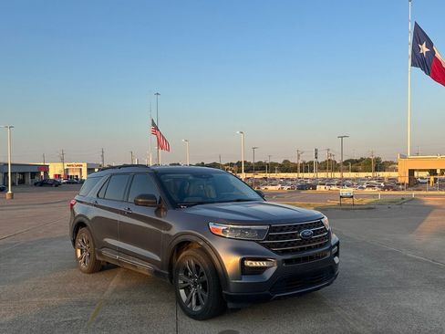 Used 2021 Ford Explorer XLT w/ Equipment Group 202A RWD image 1