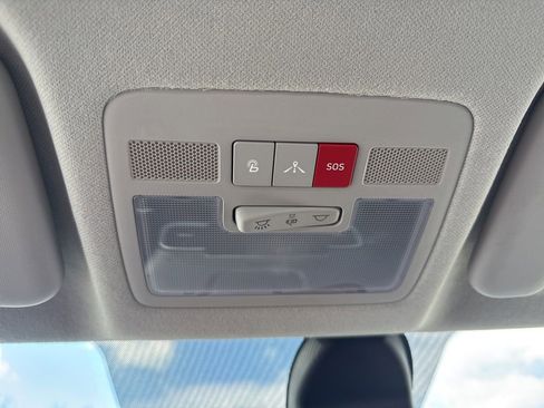 Used 2022 Hyundai Venue Limited image 25