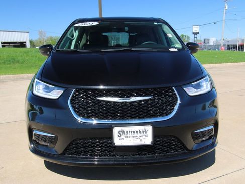 Used 2024 Chrysler Pacifica Touring-L image 2