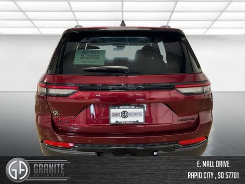 Used 2025 Jeep Grand Cherokee Limited w/ Black Appearance Package AWD/4WD image 5