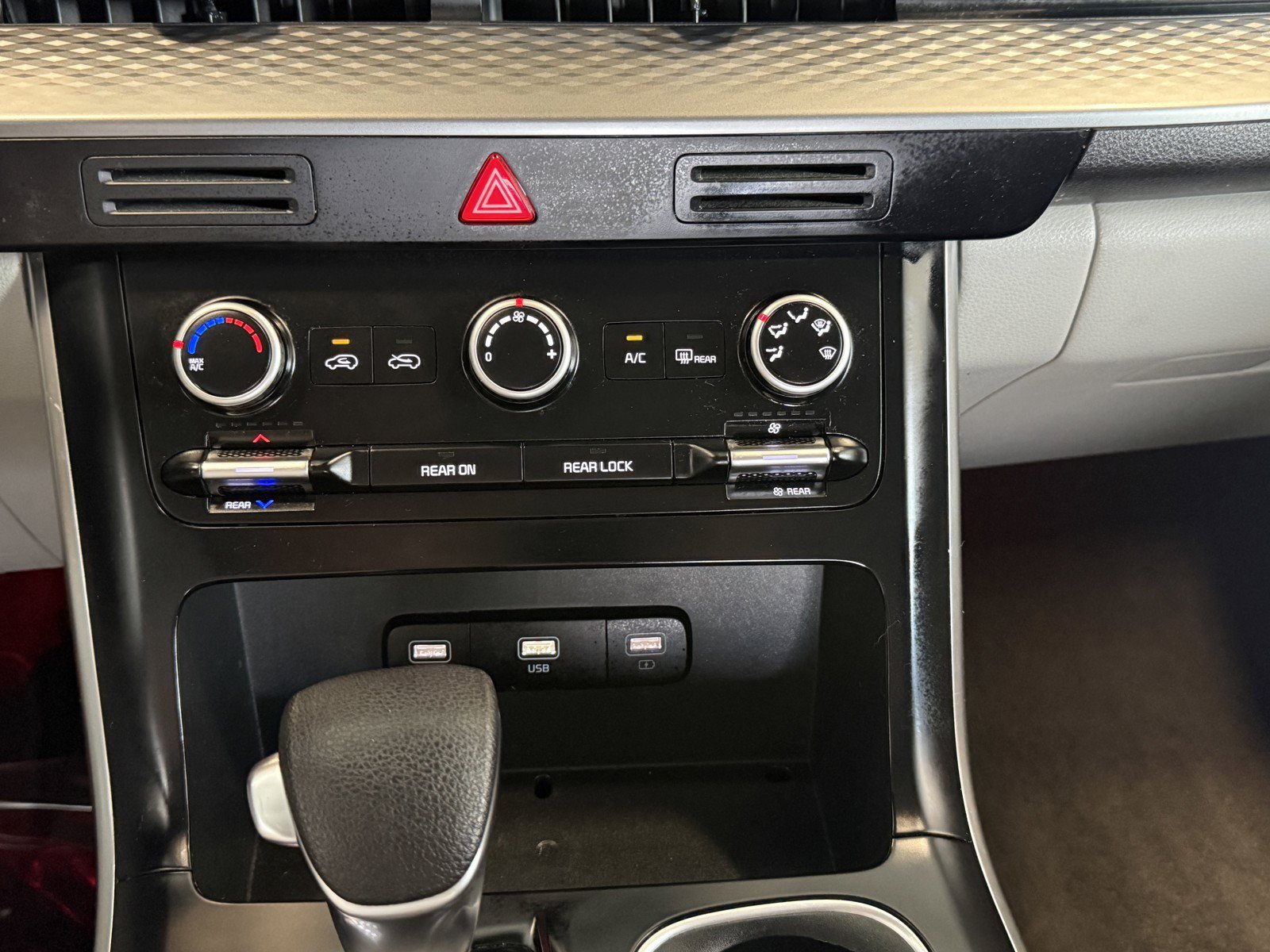 Used 2023 Kia Carnival LX FWD image 15