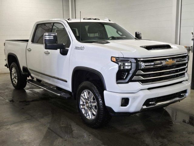 Used 2025 Chevrolet Silverado 3500 High Country w/ Technology Package AWD/4WD image 3
