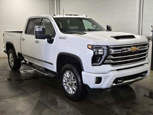 Used 2025 Chevrolet Silverado 3500 High Country w/ Technology Package AWD/4WD image 3