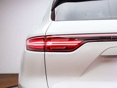 Used 2022 Porsche Cayenne Platinum Edition image 8