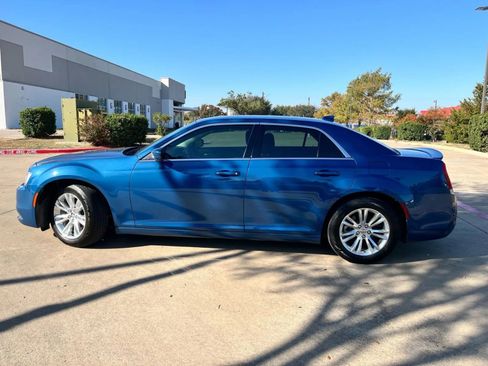 Used 2021 Chrysler 300 Touring w/ Driver Convenience Group RWD image 9