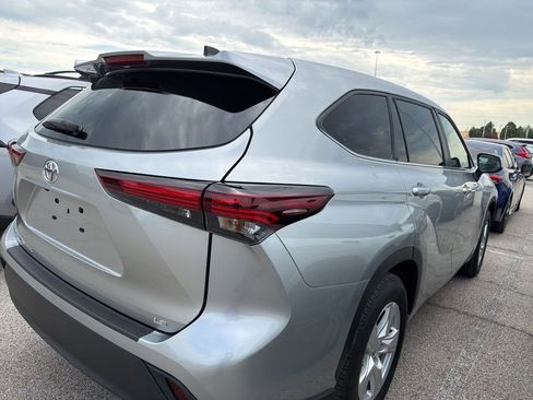 Used 2025 Toyota Highlander LE FWD image 5