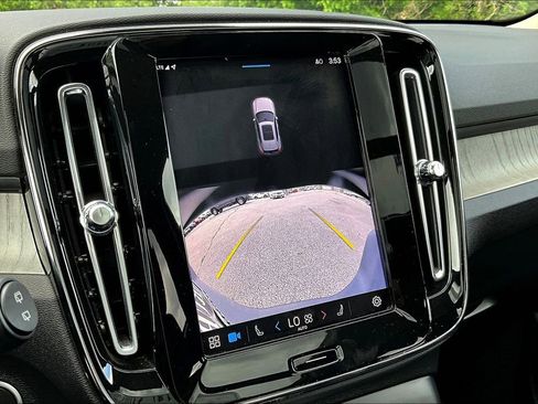 Used 2024 Volvo XC40 B5 Core image 32