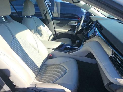 Used 2019 Toyota Camry SE image 2