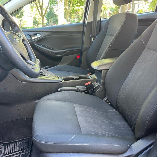 Used 2018 Ford Focus SE w/ SE Appearance Package FWD image 9