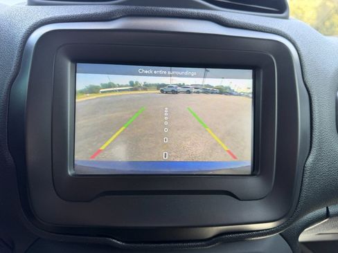 Used 2019 Jeep Renegade Latitude FWD image 32