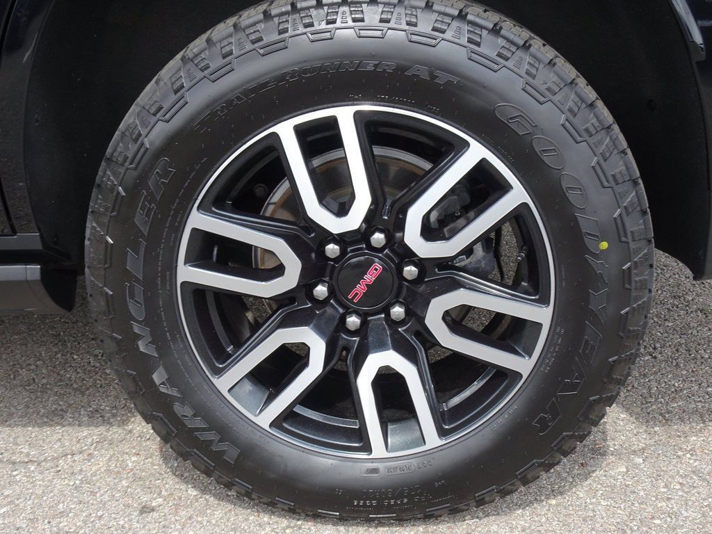 Used 2023 GMC Yukon AT4 w/ AT4 Premium Package AWD/4WD image 27