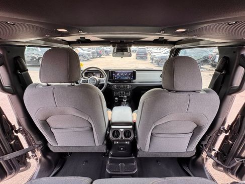 Used 2025 Jeep Wrangler Unlimited Sahara AWD/4WD image 22