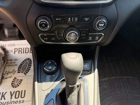 Used 2019 Jeep Cherokee Overland w/ Heavy Duty Protection Group AWD/4WD image 22