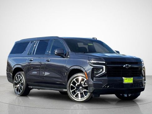 Used 2025 Chevrolet Suburban RST image 2