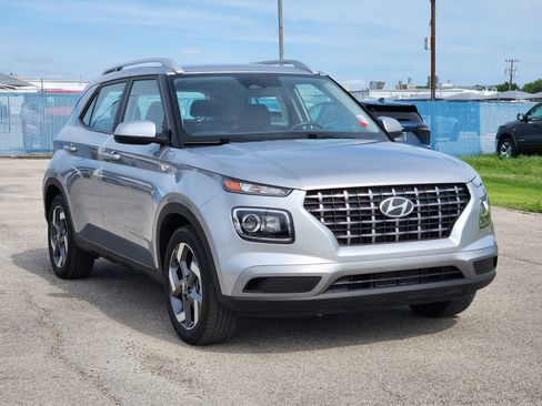 Used 2025 Hyundai Venue SEL FWD image 3