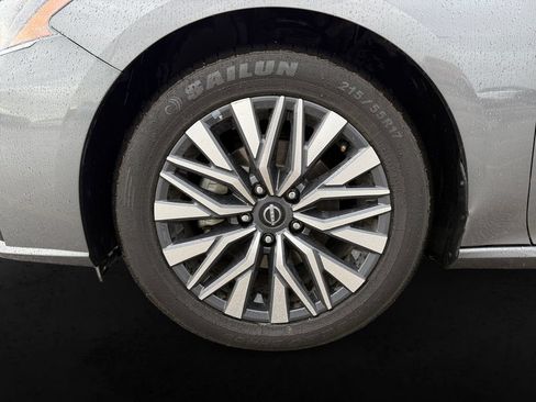 Used 2024 Nissan Altima 2.5 SV FWD image 12