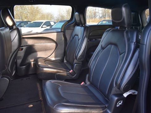 Used 2025 Chrysler Pacifica Select image 21