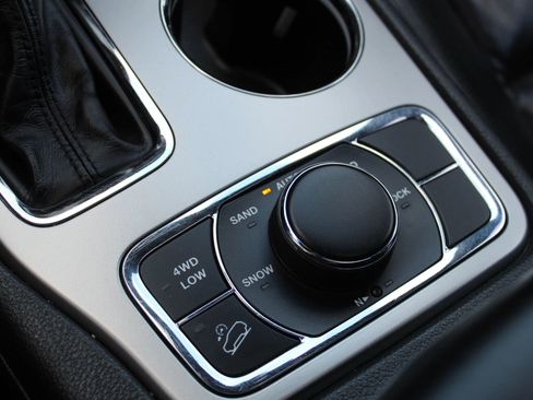 Used 2018 Jeep Grand Cherokee Limited image 31