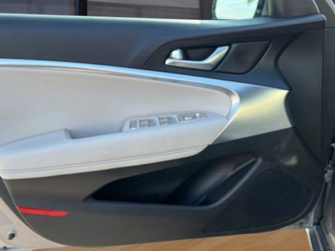 Used 2025 Genesis G70 2.5T image 22