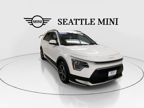 Used 2023 Kia Niro EX FWD image 2