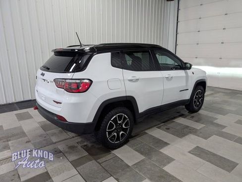 Used 2025 Jeep Compass Trailhawk image 4