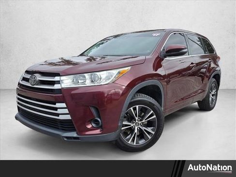 Used 2017 Toyota Highlander LE image 1