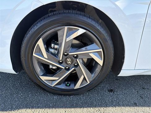 Certified 2025 Hyundai Elantra SEL image 11