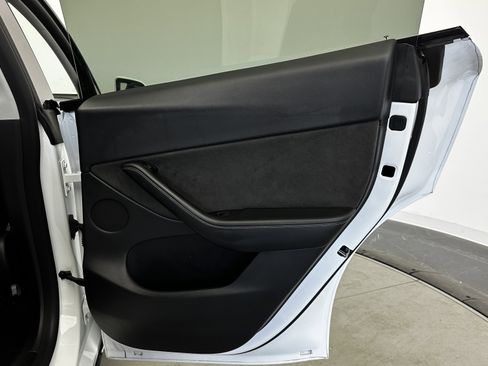 Used 2022 Tesla Model Y Long Range image 27