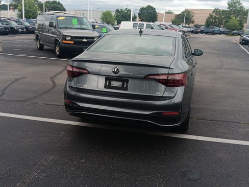 Used 2022 Volkswagen Jetta SE w/ Panoramic Sunroof Package FWD image 6