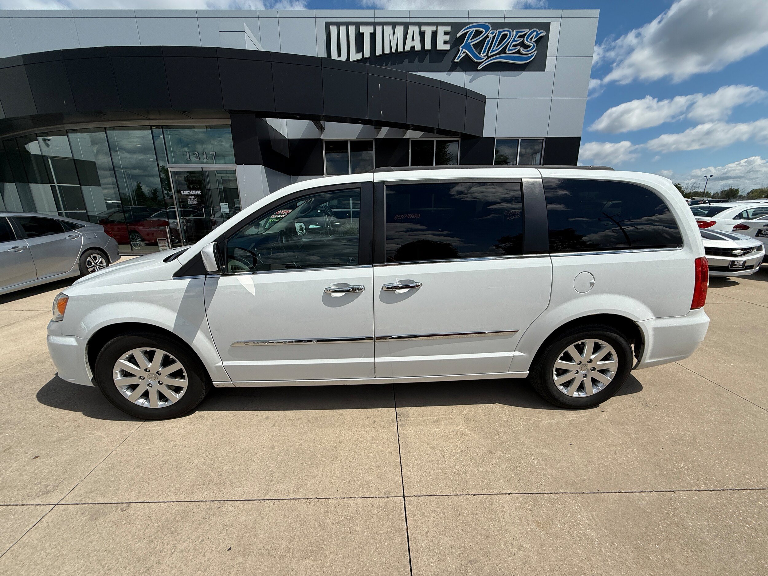 Used 2016 Chrysler Town & Country Touring w/ Driver Convenience Group FWD image 4