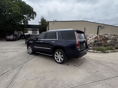 Used 2019 Cadillac Escalade Luxury AWD/4WD image 4