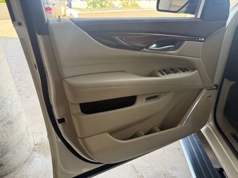 Used 2015 Cadillac Escalade Premium image 23