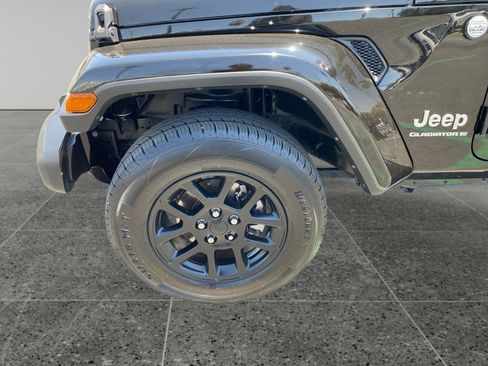 Used 2023 Jeep Gladiator Overland AWD/4WD image 14