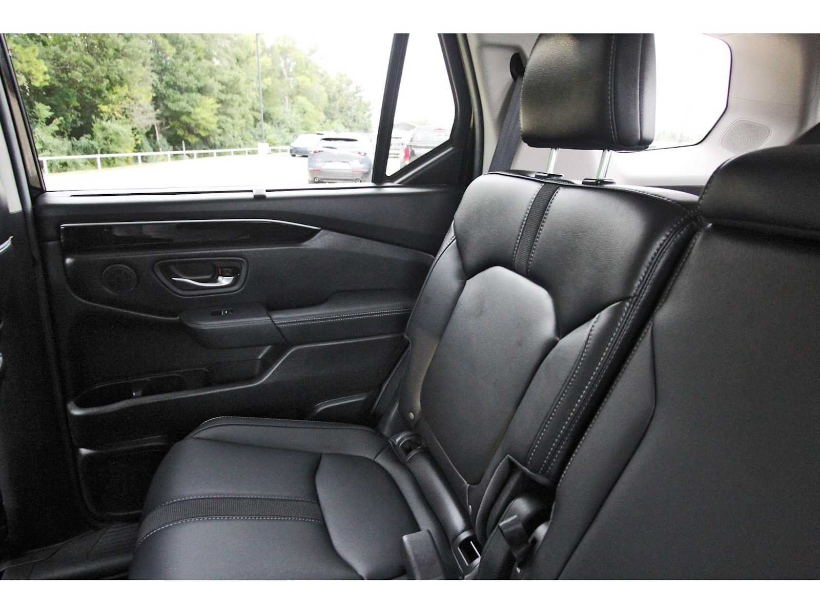 Used 2025 Honda Pilot Touring image 9