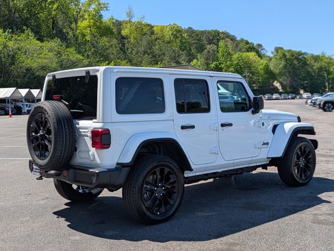 Used 2025 Jeep Wrangler Unlimited Sahara w/ Safety Group AWD/4WD image 9