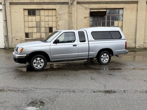 Used 2000 Nissan Frontier XE image 3