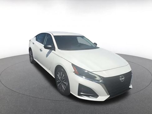 Used 2025 Nissan Altima 2.5 SV FWD image 3