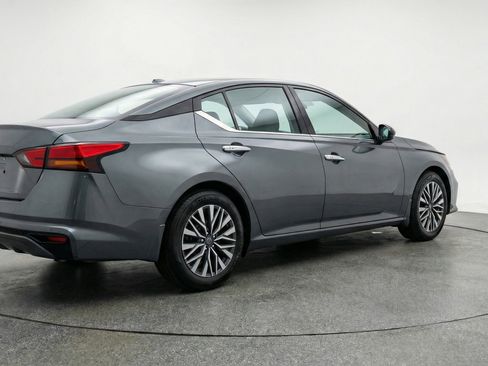 Used 2025 Nissan Altima 2.5 SV image 9