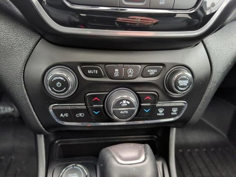 Used 2022 Jeep Cherokee Limited AWD/4WD image 24