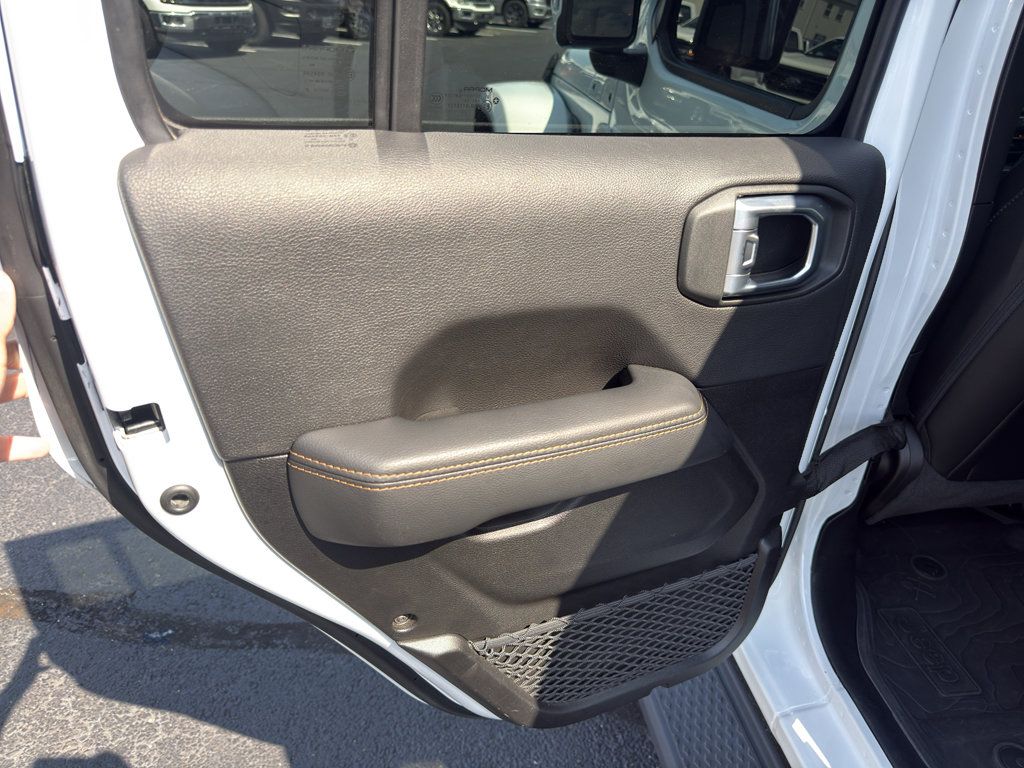 Used 2023 Jeep Gladiator Overland AWD/4WD image 12