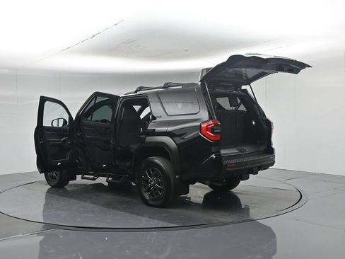 Used 2025 Toyota 4Runner SR5 AWD/4WD image 38