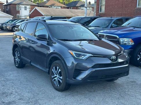 Used 2018 Toyota RAV4 LE image 1