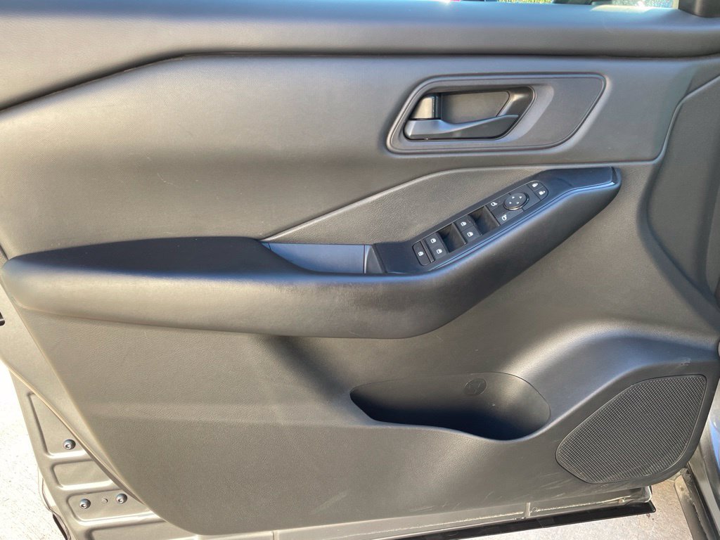 Used 2024 Nissan Rogue S FWD image 17