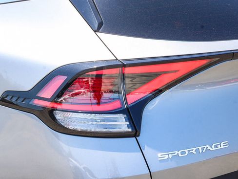 Used 2023 Kia Sportage LX AWD/4WD image 9