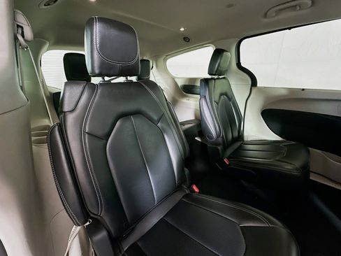 Used 2023 Chrysler Pacifica Touring-L image 26