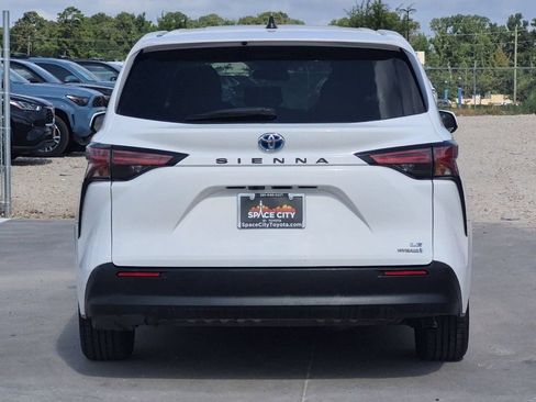 Used 2021 Toyota Sienna LE FWD image 5